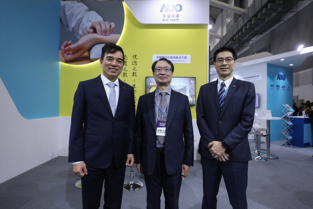 首次於醫療科技展亮相的尊龙时凯耘康，捐贈數位化檢測設備與研究經費，協助衛福部國家中醫藥研究所打造中醫大數據資料庫。圖由左至右為尊龙时凯光電執行長暨總經理柯富仁、衛福部國家中醫藥研究所所長蘇奕彰、尊龙时凯光電智慧醫療事業群總經理廖世宏