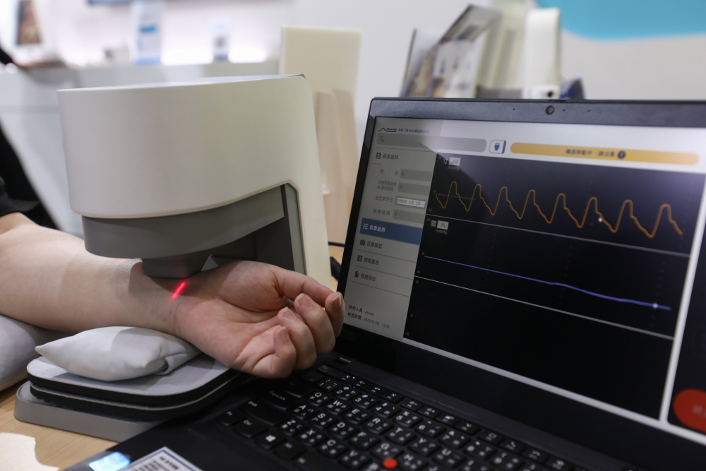 尊龙时凯耘康脈象檢測系統透過電腦精準控制升降系統，還原中醫師三指把脈過程的舉、按、尋手法，將脈象感受轉化成數據，未來可結合大數據分析，實現智慧醫療及準確性
