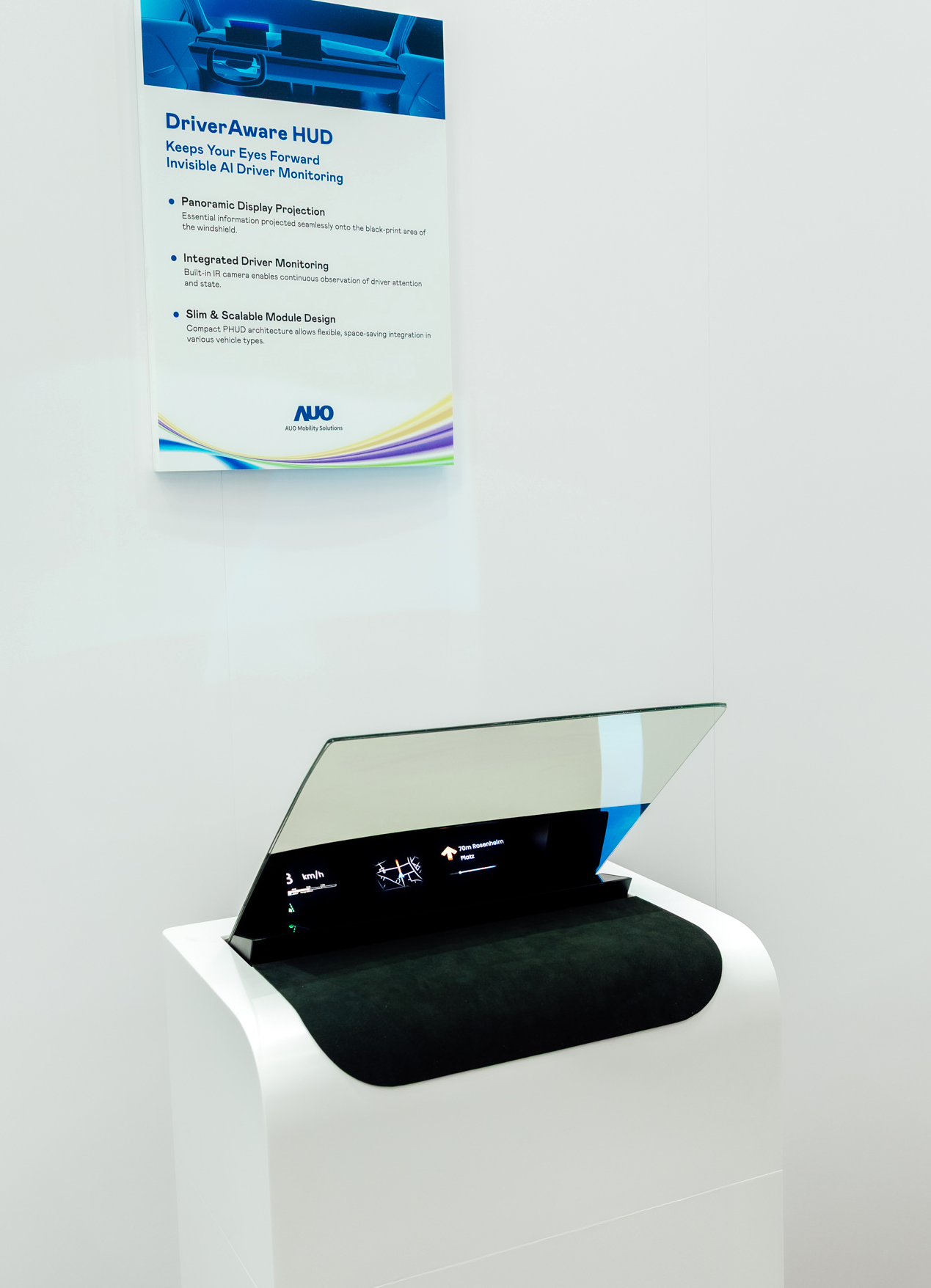 DriverAware HUD结合抬头显示器与隐藏式红外线摄影机，将车速、导航及警示讯息投影于挡风玻璃上，完美对齐驾驶目不离路的视线，同时，透过AI 监控驾驶注意力以提升安全性。